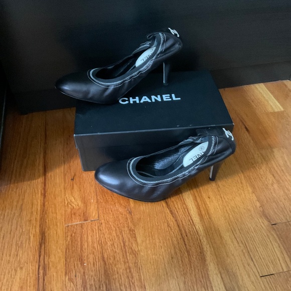 CHANEL Block High (3-3.9 in) Heel Height Leather Upper Heels  Chanel women black escarpins  3 inches heel pumps